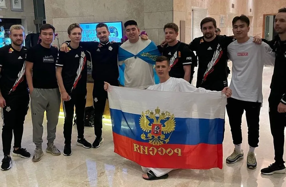 Los jugadores de G2, una bandera rusa y la crítica de s1mple